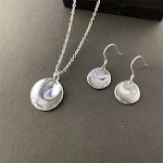 Conjunto Anel, Colar e Traje de Disco Voador Prateado. Um conjunto único para expressar estilo e fantasia, perfeito para ocasiões especiais. — foto 3