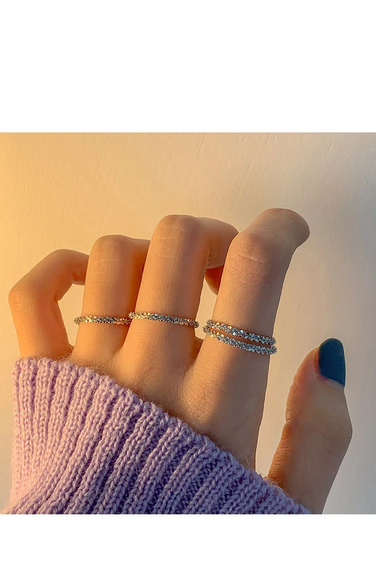 Anel de prata Sparkling Element, design simples e feminino. Perfeito para o dedo indicador, dobrado e discreto. — foto 4