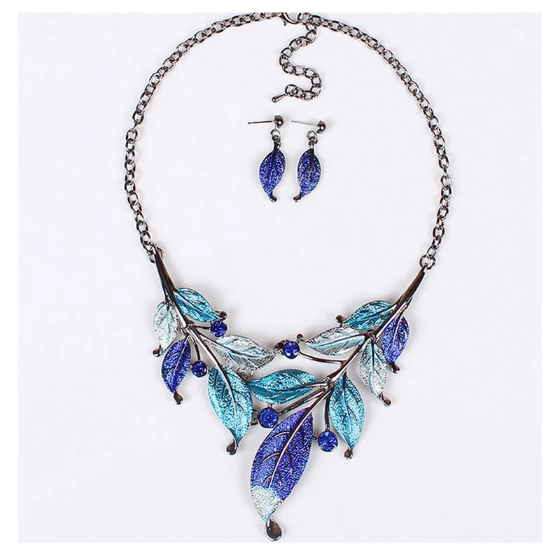 Conjunto de colar com pingente de folha e diamantes, com efeito de óleo gotejante e cores vibrantes. Ideal para combinar com tudo! — foto 3