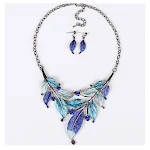 Conjunto de colar com pingente de folha e diamantes, com efeito de óleo gotejante e cores vibrantes. Ideal para combinar com tudo! — foto 3
