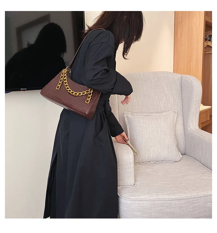 Bolso de hombro con cadena de alta calidad, un bolso de mano elegante y duradero. Perfecto para llevar tus esenciales con estilo y comodidad. — foto 6