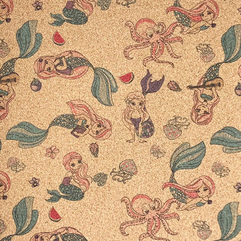 Tecido de cortiça com estampa de sereia e fundo floral, perfeito para artesanato e projetos criativos. Adicione um toque divertido e único! — foto 3