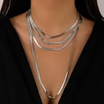 Colar de clavícula multicamadas com pingente de osso de cobra chato e borla, um acessório elegante e moderno para mulheres. — foto 2