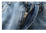 Calças retas jeans rasgadas estilo americano retrô para meninos. Calças de ganga vintage, com rasgos, confortáveis e modernas para rapazes. — foto 12