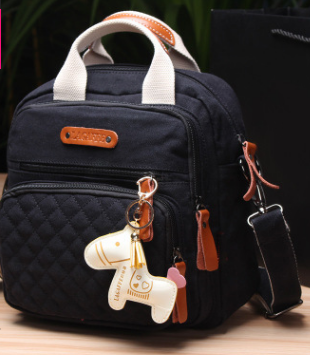 Gestreepte canvas schoudertas, diagonaal. Stijlvol en praktisch, ideaal voor dagelijks gebruik. Comfortabel en ruim genoeg om al je essentials mee te nemen. — foto 3