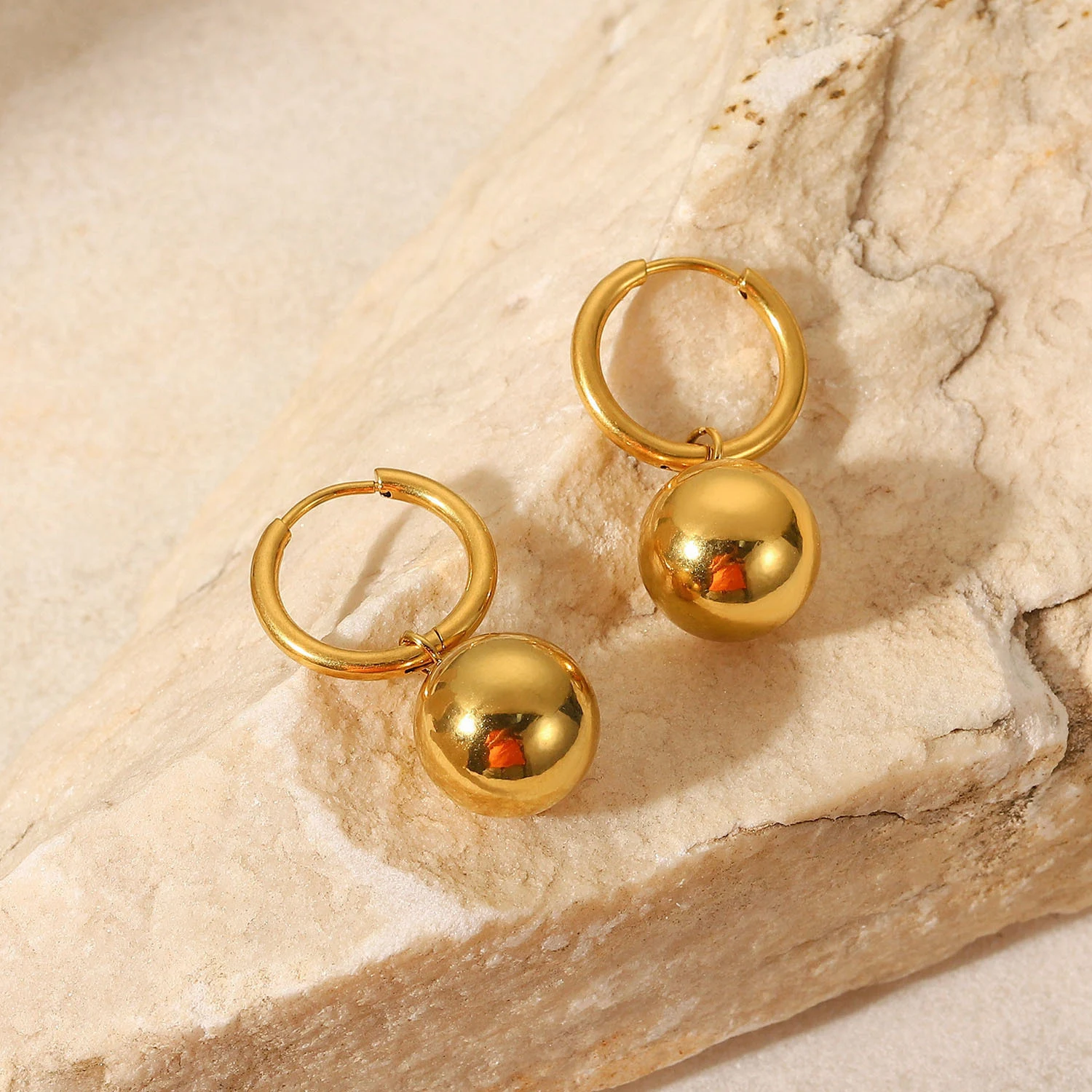 Brincos com pingente de bola dourada INS Fashion em aço inoxidável banhado a ouro 18K, elegância e durabilidade para o seu dia a dia. — foto 11
