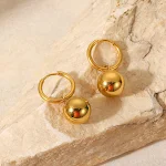 Brincos com pingente de bola dourada INS Fashion em aço inoxidável banhado a ouro 18K, elegância e durabilidade para o seu dia a dia. — foto 11