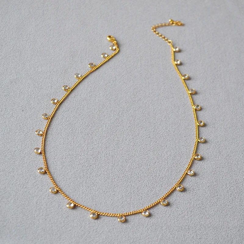 Colar curto feminino com corrente para clavícula, um acessório elegante e charmoso que realça seu visual com delicadeza. — foto 2
