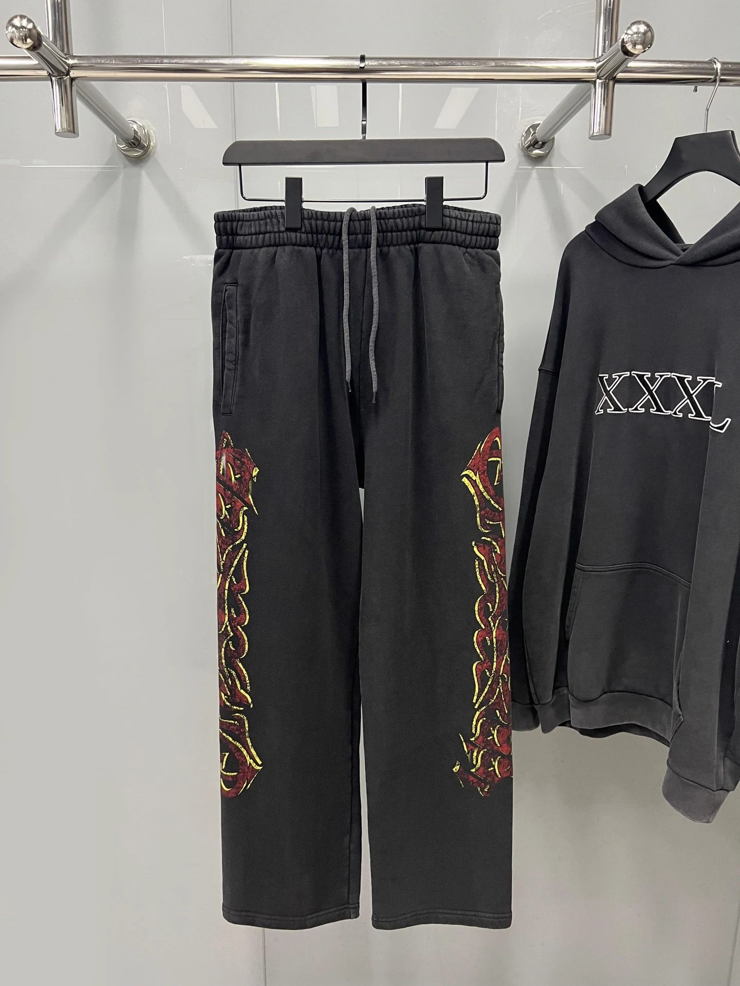 English Letters Washed And Fried Color Sweatpants for casual wear, offering comfort and style, perfect for everyday use — photo 3