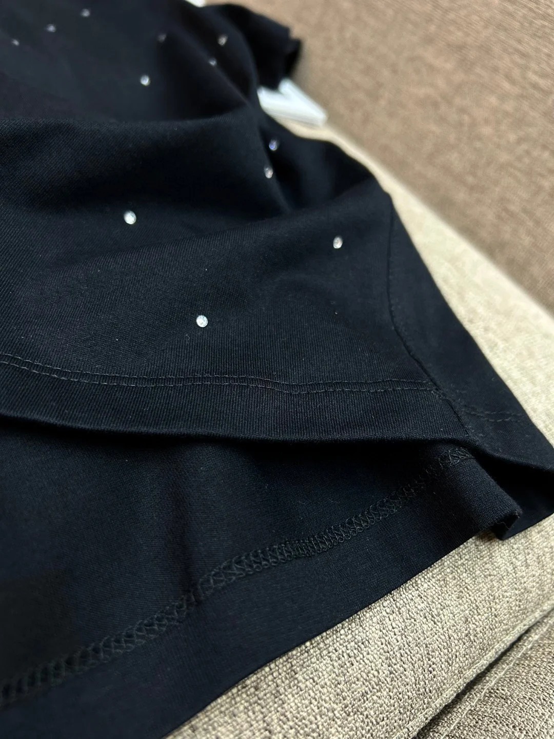 Eenvoudige ronde hals T-shirt met volledig diamant design van strass steentjes, korte mouwen, voor een schitterende look. — foto 10