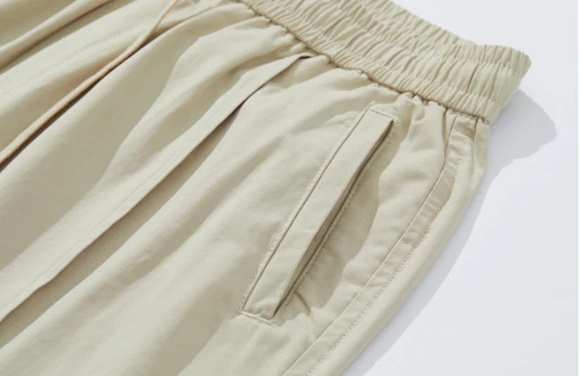 Heren all-matching losse rechte broek. Comfortabele en veelzijdige broek die perfect is voor dagelijks gebruik en elke outfit. — foto 2