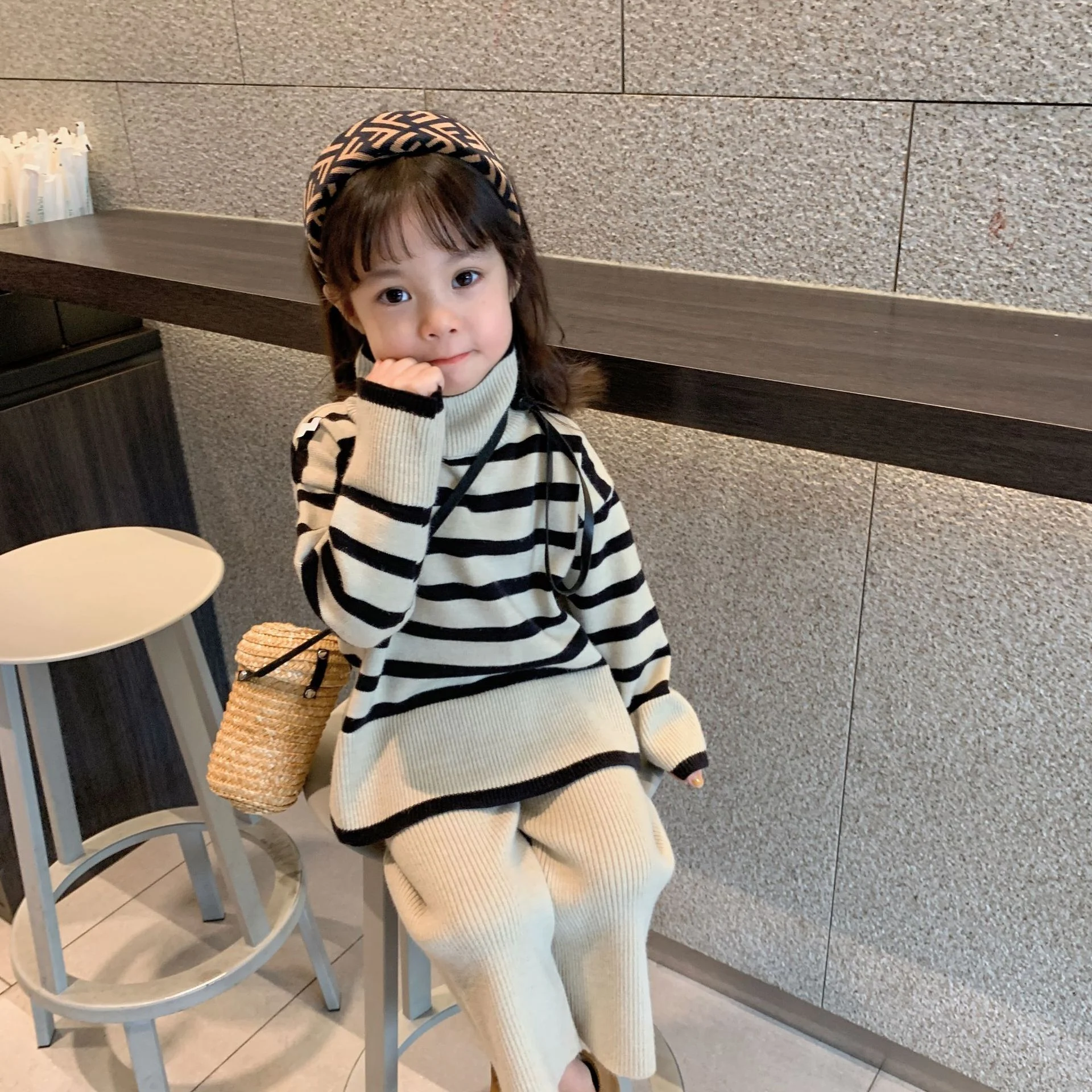 Conjunto infantil outono estilo coreano novo, suéter e calças largas. Roupa de estrada ideal para crianças, confortável e moderna. — foto 24