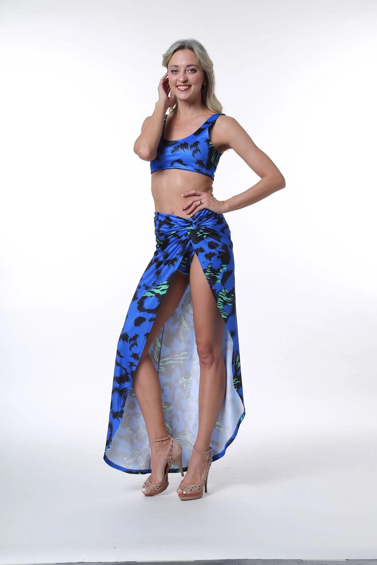 Completo donna due pezzi, top tubolare con spalline, lunghezza media, spacco alto. Perfetto per un look estivo e sofisticato. — foto 16