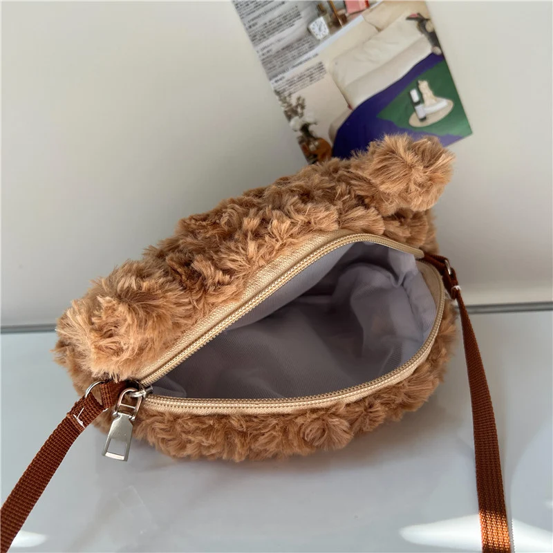 Bolsa mensageiro marrom de urso de pelúcia fofo para meninas. Leve seus pertences com charme e fofura, ideal para escola, passeios e mais. — foto 6