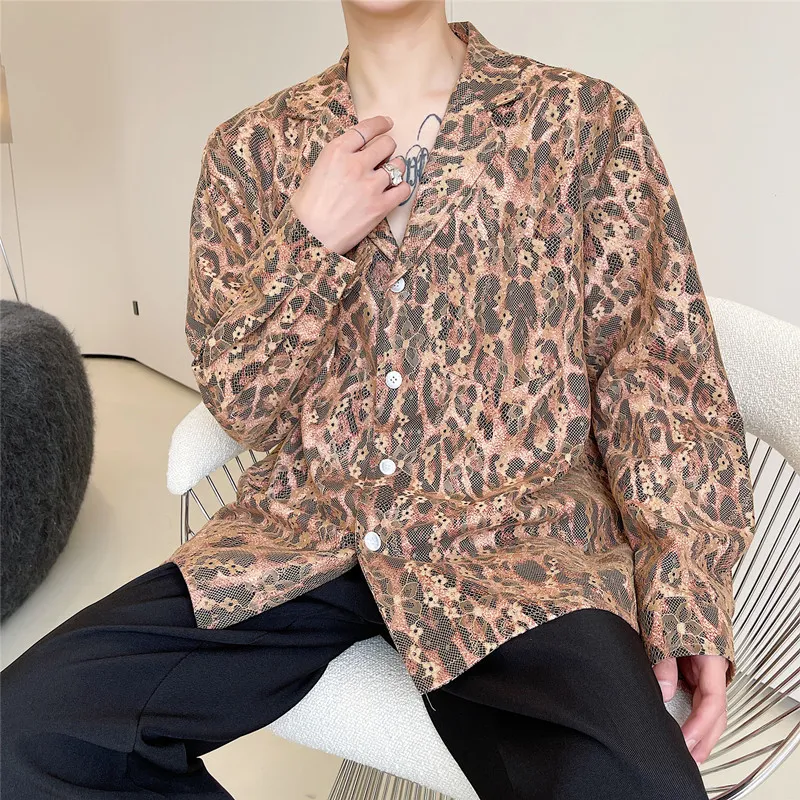 Camisa masculina com gola de terno e estampa de leopardo em malha de renda, um visual elegante e moderno para homens que buscam estilo e conforto. — foto 5