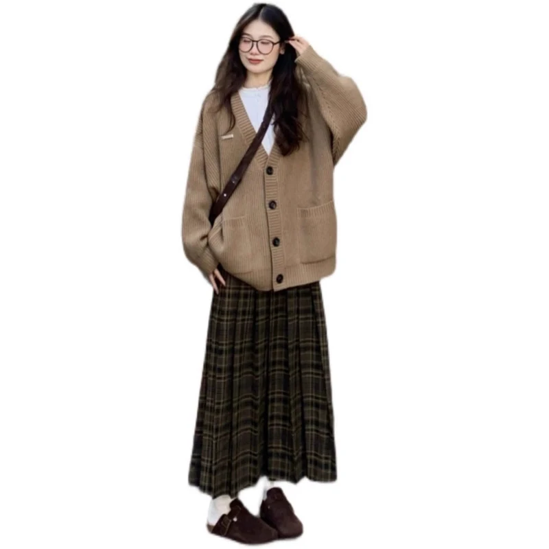 Conjunto de duas peças saia e suéter feminino. Elegância e conforto em uma só peça. Ideal para diversas ocasiões e looks sofisticados. — foto 5
