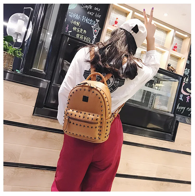 Title 2, Modischer Rucksack mit Nieten für Damen Stilvol...