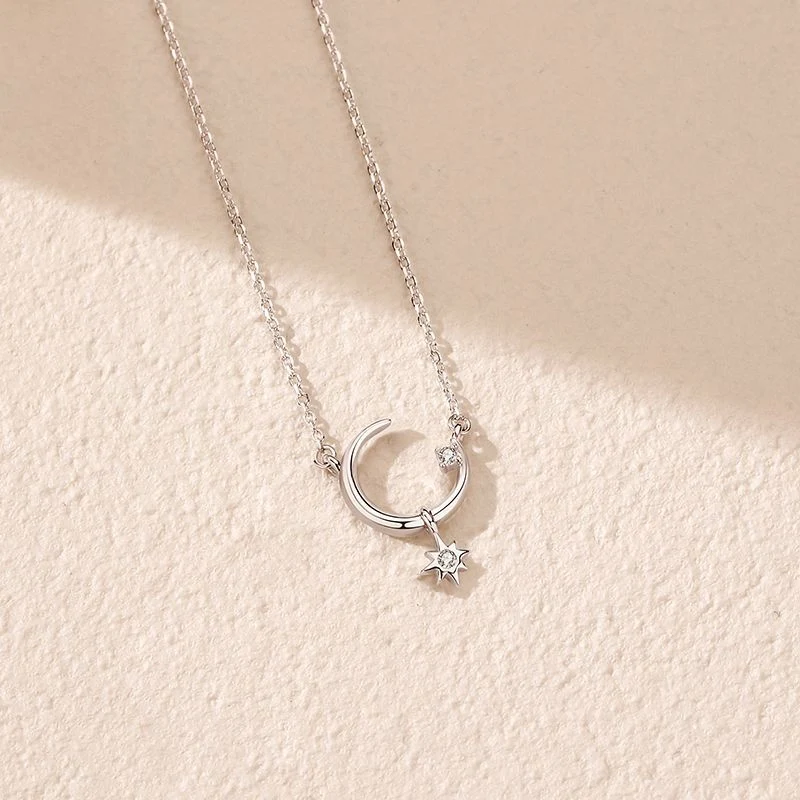 Colar feminino estrela e lua, adorno em prata esterlina. Joia elegante que adiciona charme e simbolismo ao seu visual diário, perfeita para presentear alguém especial. — foto 12