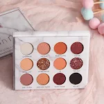 Paleta de sombras Venus de mármore com 12 cores, matte e perolada. Maquiagem para olhos com cores vibrantes e acabamento impecável. — foto 3