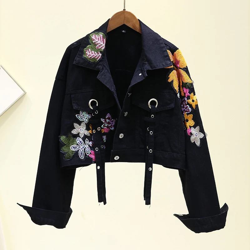 Jaqueta jeans curta feminina com bordado floral charmoso, ideal para looks casuais e modernos. Perfeita para usar em diversas ocasiões, leve e estilosa. — foto 2