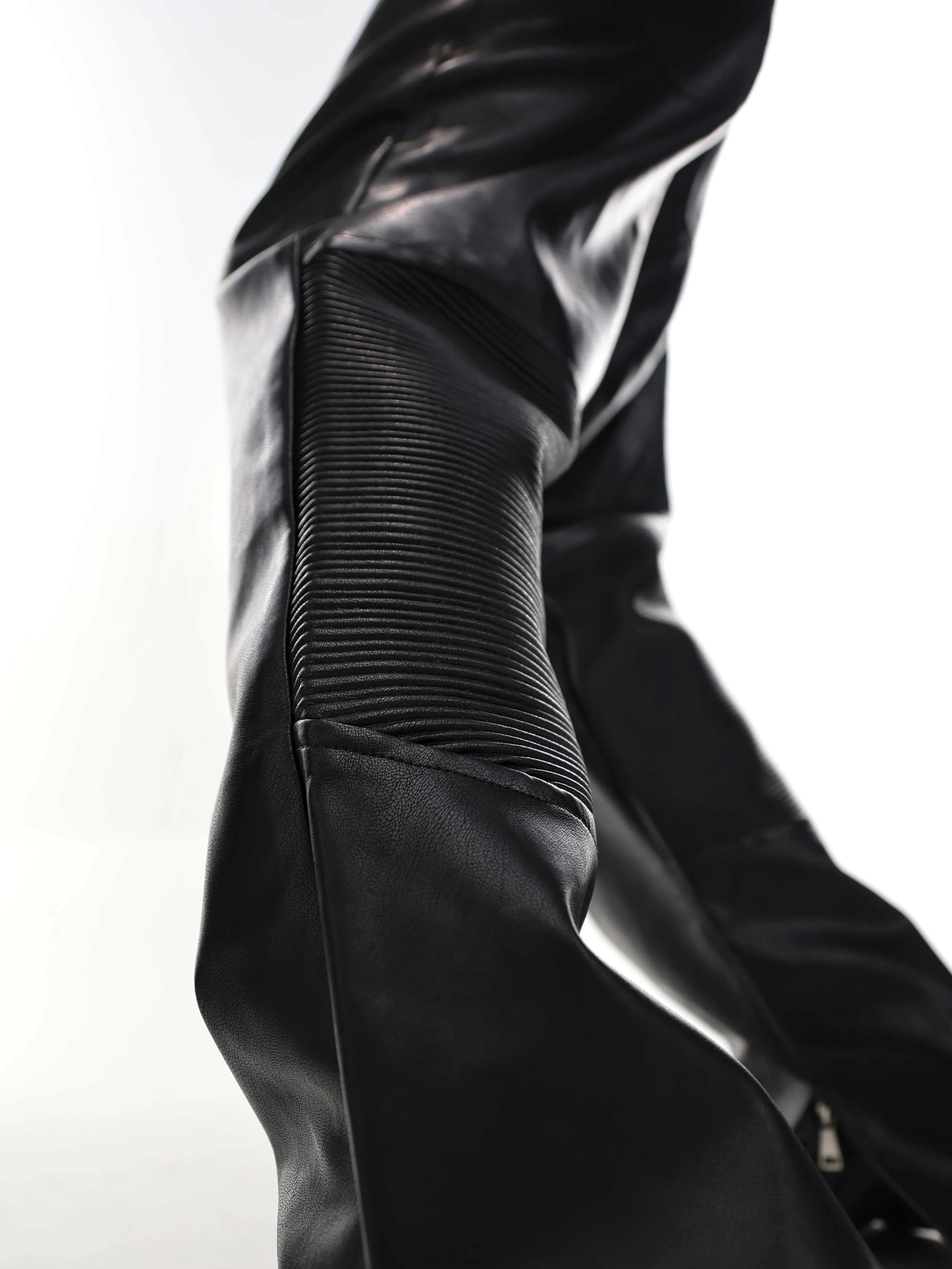 Niche Deconstruction Lederhose mit leichter Flare und Falten, für einen stilvollen, modernen Look. Bequem und elegant. — foto 5