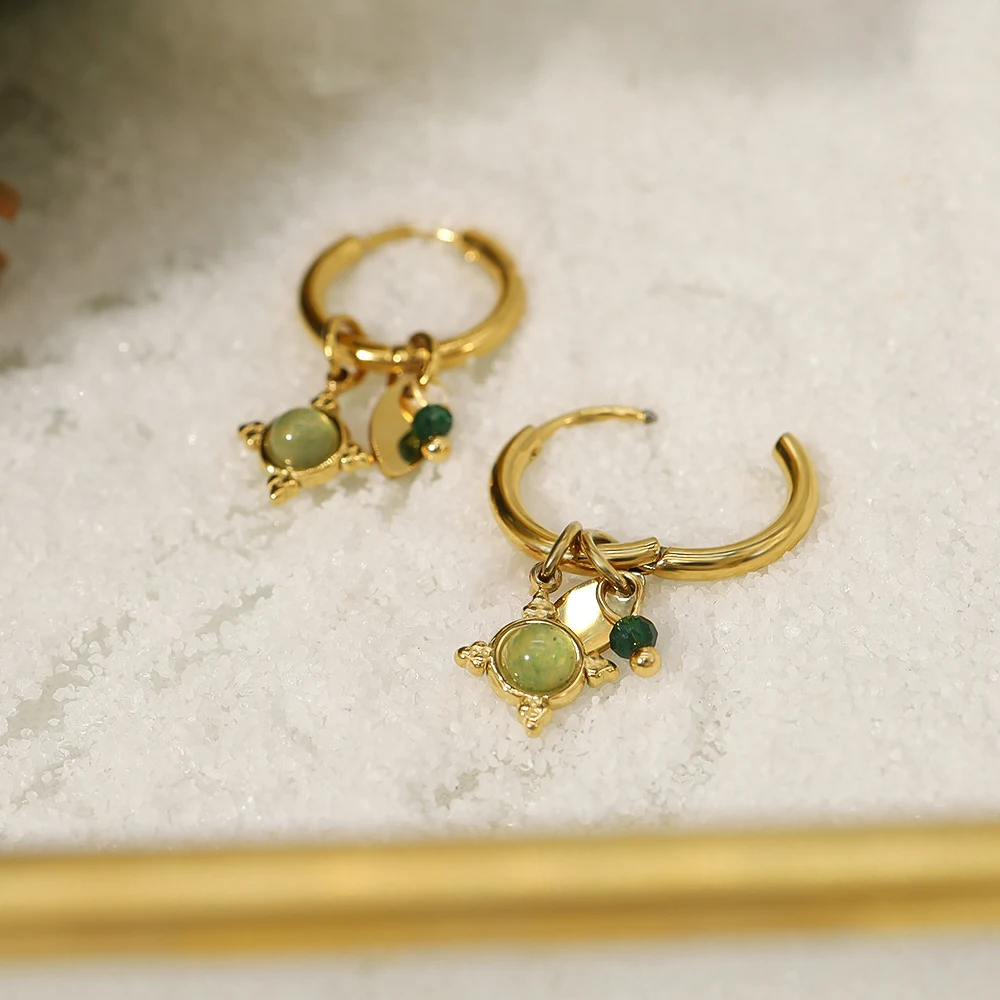 Brincos com pingente de pedra natural Aventurina, banhados a ouro 18K. Charme natural e elegância para você. — foto 11