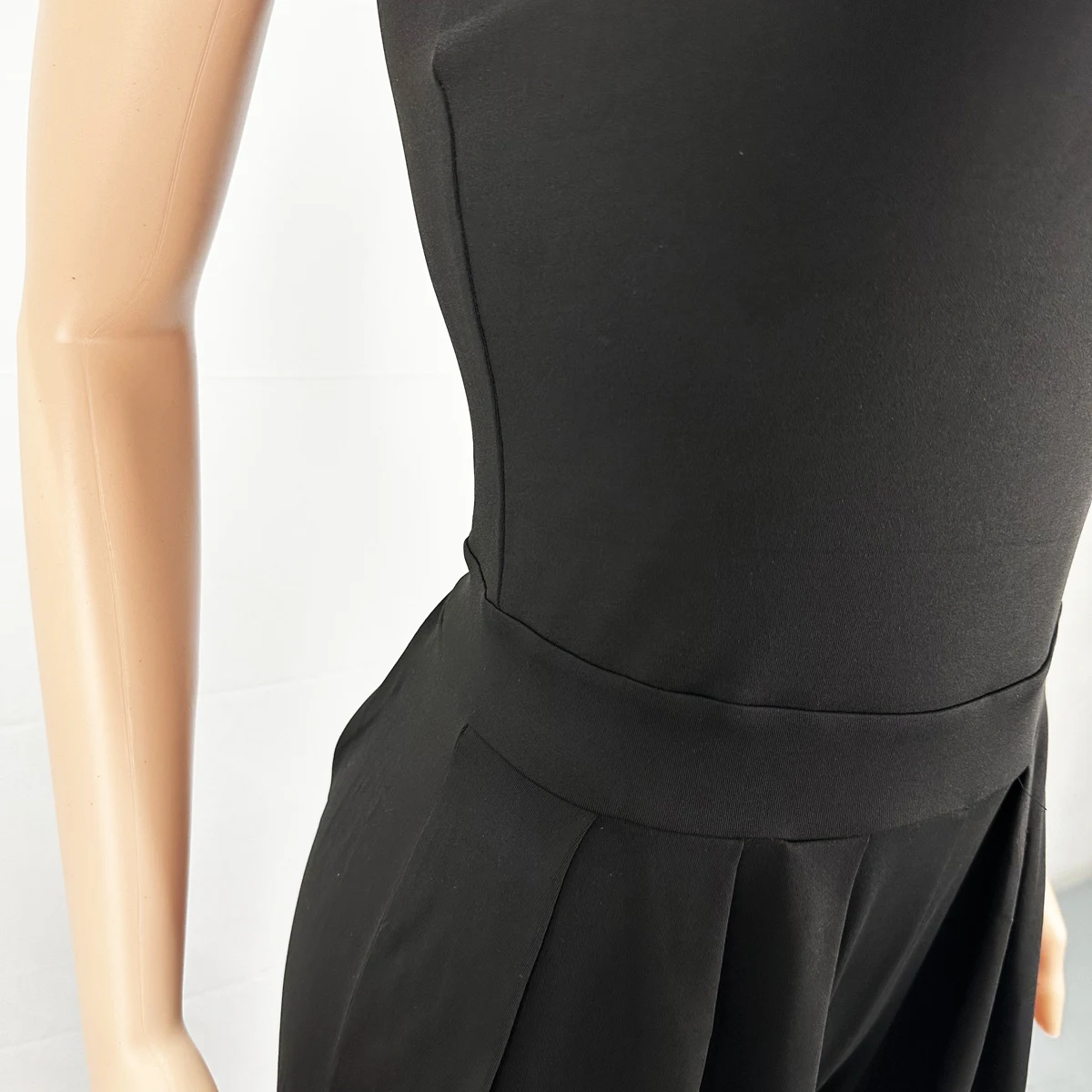 Title 21, Mode gekruiste jumpsuit met wijde pijpen en mee...