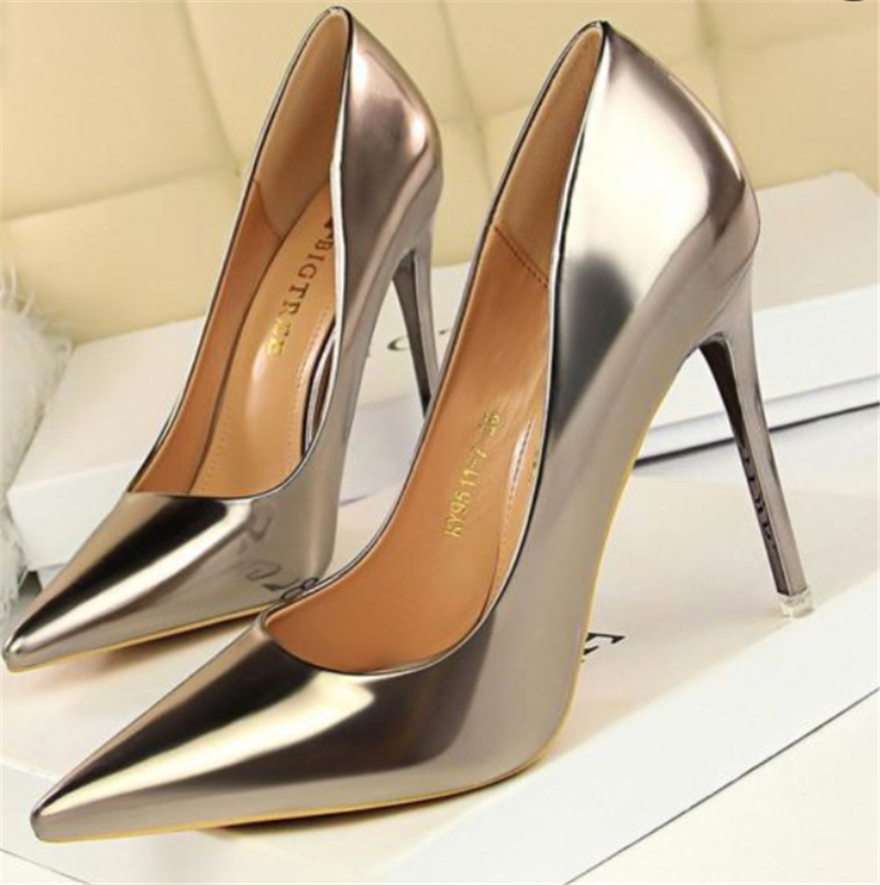 Sapatos femininos de salto agulha com bico fino e cano baixo. Conforto e sofisticação para um visual elegante e moderno em qualquer ocasião. — foto 4