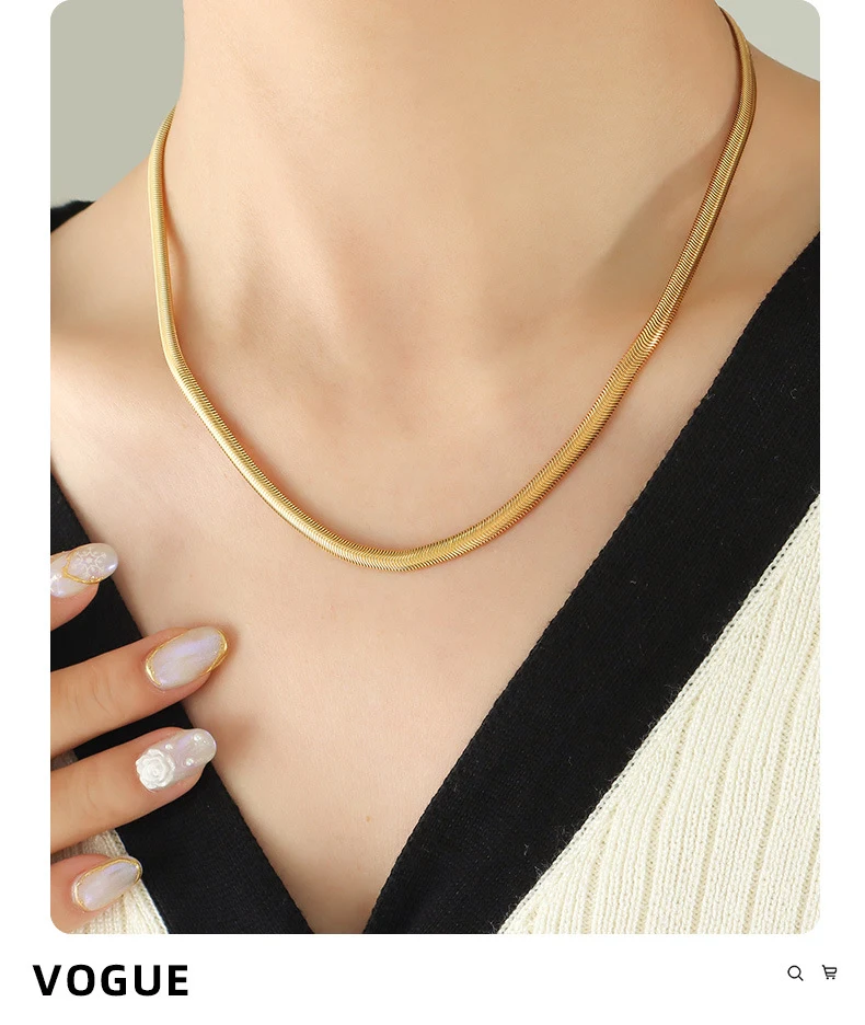 Colar de cobra macio com costura dourada e textura metálica, um acessório sofisticado que adiciona um toque de glamour. — foto 2