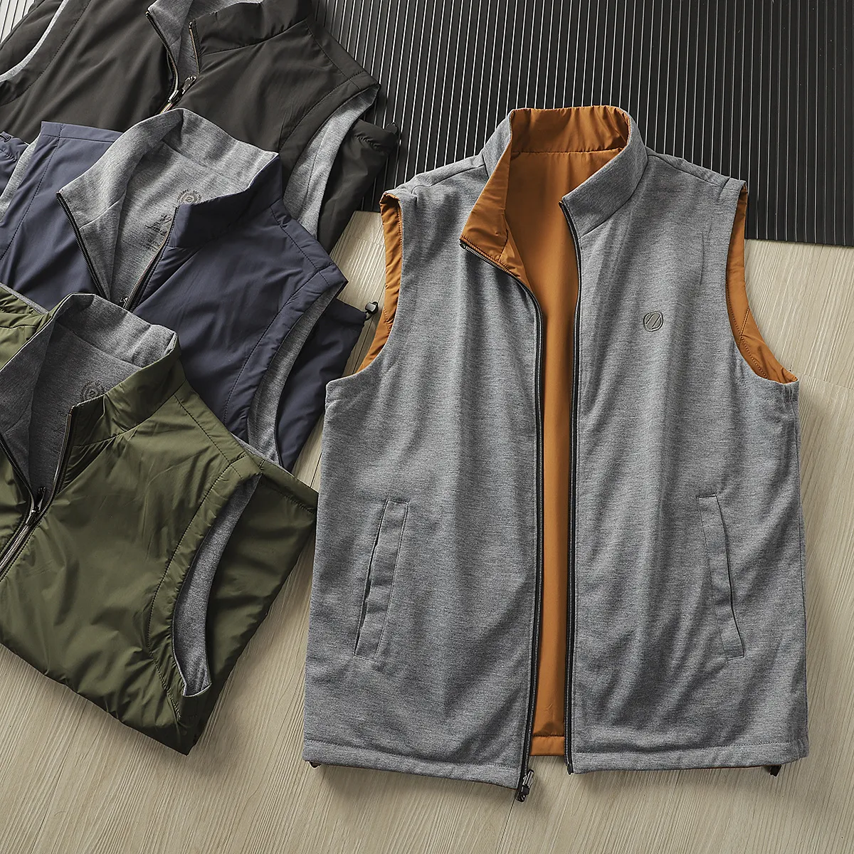 Colete masculino dupla face, jaqueta sem mangas para negócios, essencial para o homem moderno. Conforto e estilo em uma peça. — foto 10