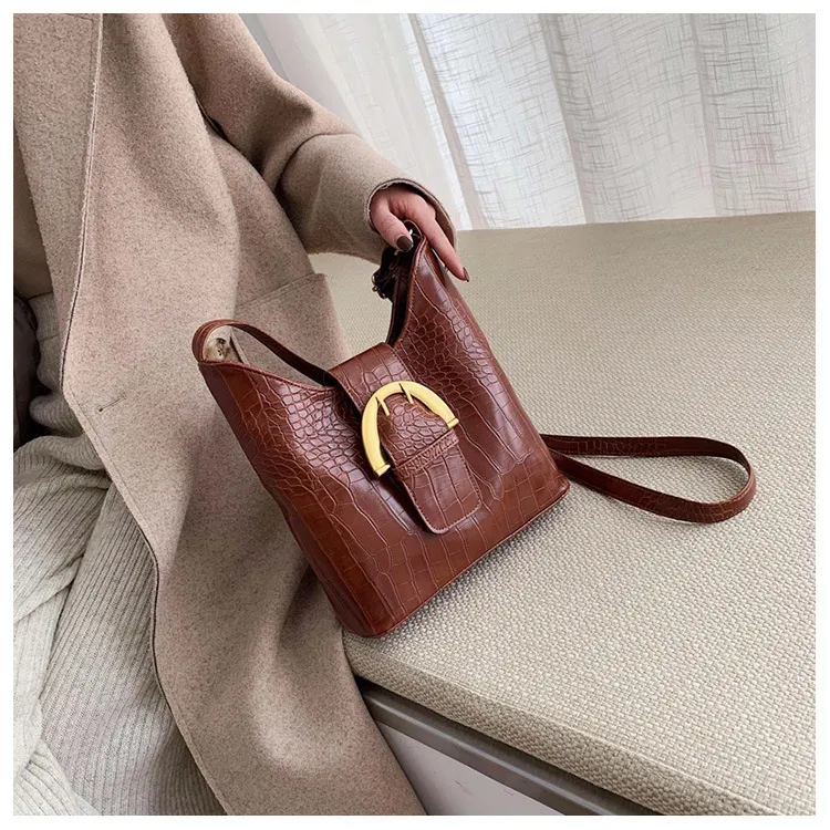 Title 1, Borsa a spalla fashion con texture INS, un acce...