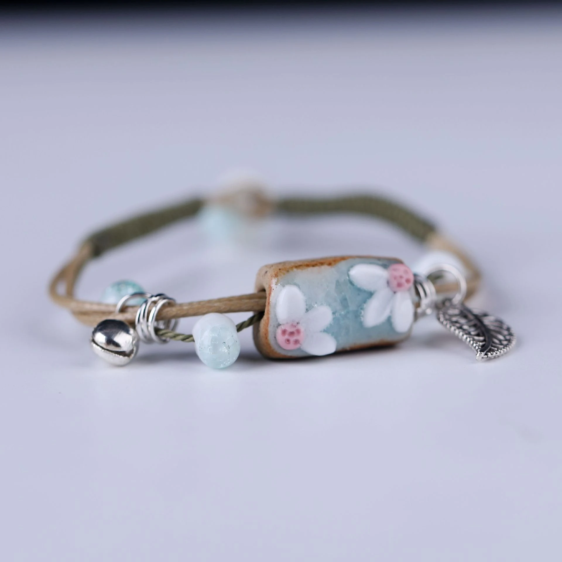 Pulseira de couro de vaca com notas de liga bordadas, design elegante e duradouro, perfeita para um estilo único e moderno. — foto 10