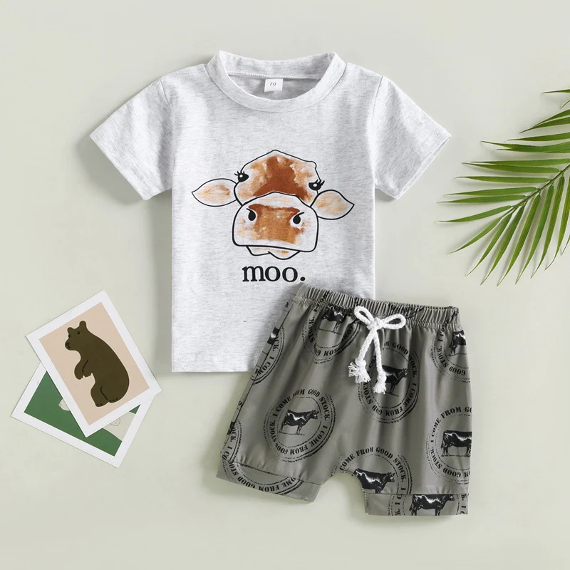 Conjunto infantil com camiseta de manga curta e gola redonda, estampada com letras, e shorts, ideal para o verão, confortável e estiloso. — foto 5