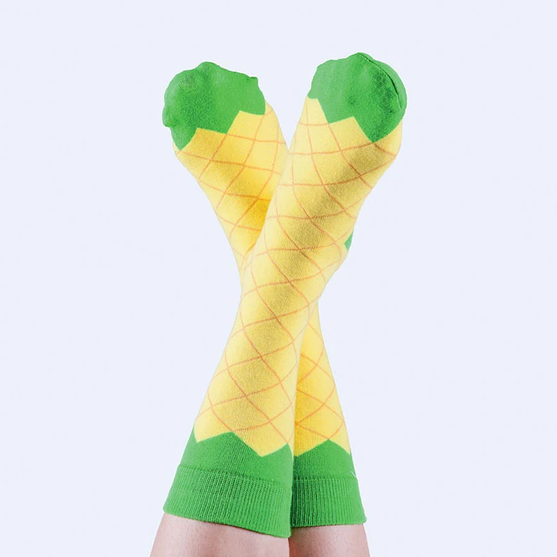 Creatieve en grappige watermeloen en ananas sokken, perfect om een vleugje humor en kleur aan je outfit toe te voegen. Heerlijk comfortabel. — foto 8