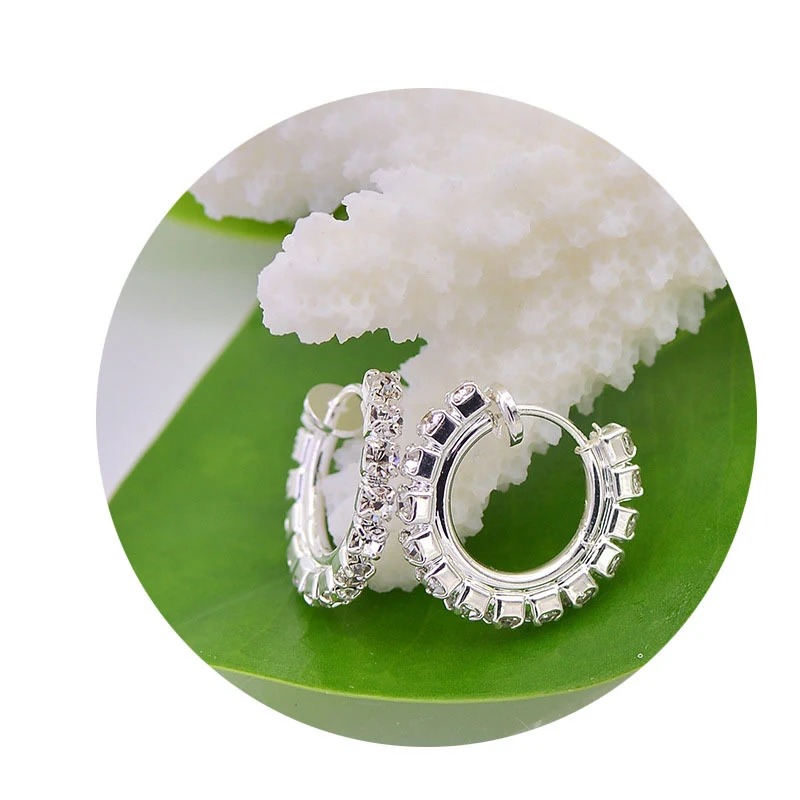 Orecchini a cerchio semplici in metallo con strass, perfetti per un tocco di eleganza discreta, adatti all'uso quotidiano e alle occasioni speciali. — foto 1