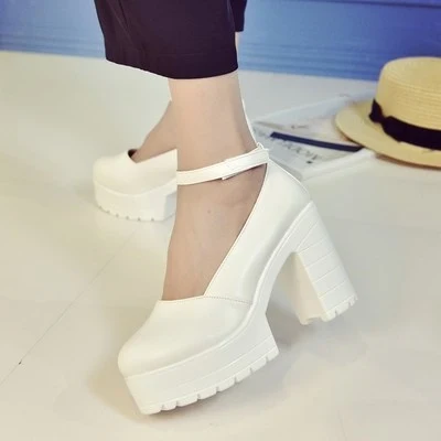 Sapatos femininos de salto grosso com plataforma e tira no tornozelo. Conforto e elegância para seus looks, elevando seu estilo. — foto 2