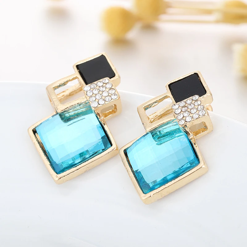 Funkelndes Kristall-Anhänger-Halsketten-Ohrring-Schmuckset aus Glas, quadratisch eingelegt. Ein edles Geschenk. — foto 13