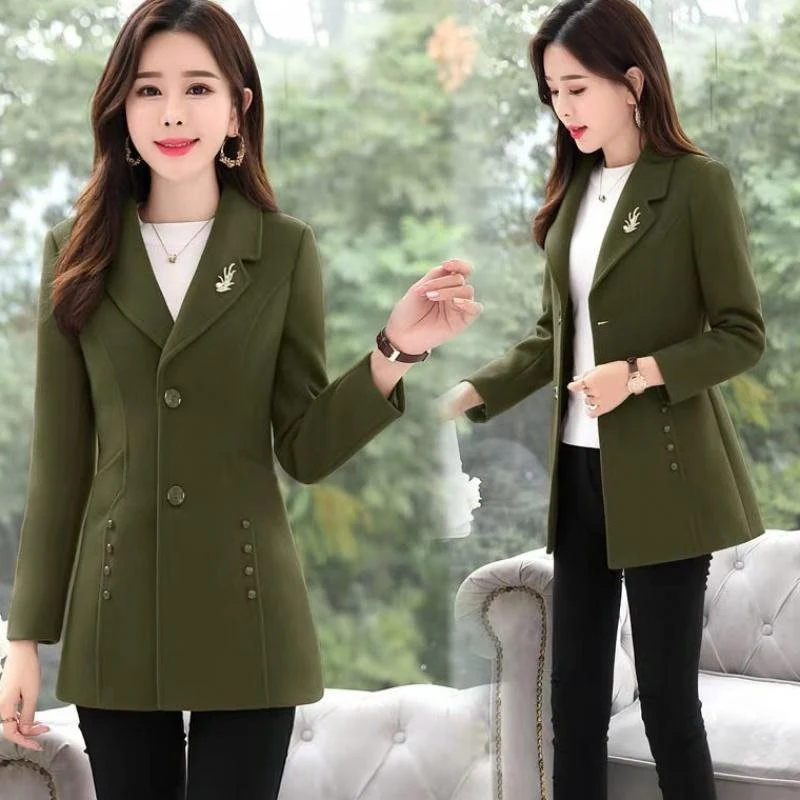 Cappotto in lana da donna corto slim fit, effetto snellente, perfetto per un look elegante e valorizzare la figura. — foto 1