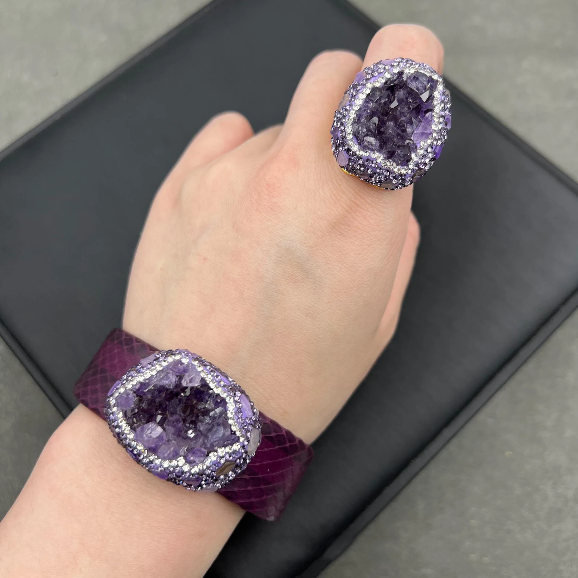 Ornamento de minério bruto natural de ametista e diamante tcheco, uma beleza única para decoração. Adquira já essa peça rara! — foto 1