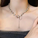 Colar com pingente de borla de cruz de zircônia Moonlight para mulheres. Adicione brilho e elegância ao seu visual com este acessório sofisticado. — foto 11
