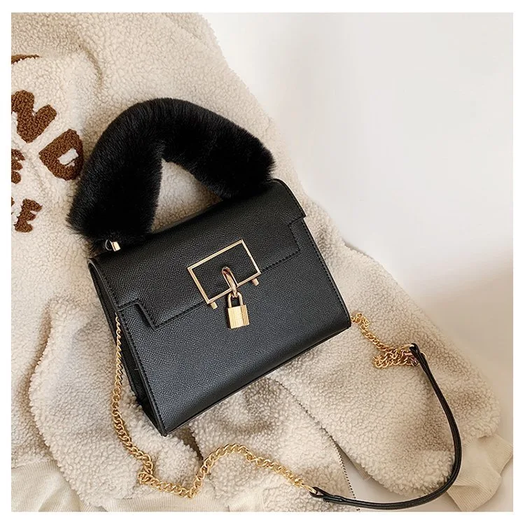 Bolsa Mensageiro Pequena Quadrada Texturizada com Corrente e Alça de Ombro Única. Ideal para levar seus itens essenciais com estilo e sofisticação — foto 8
