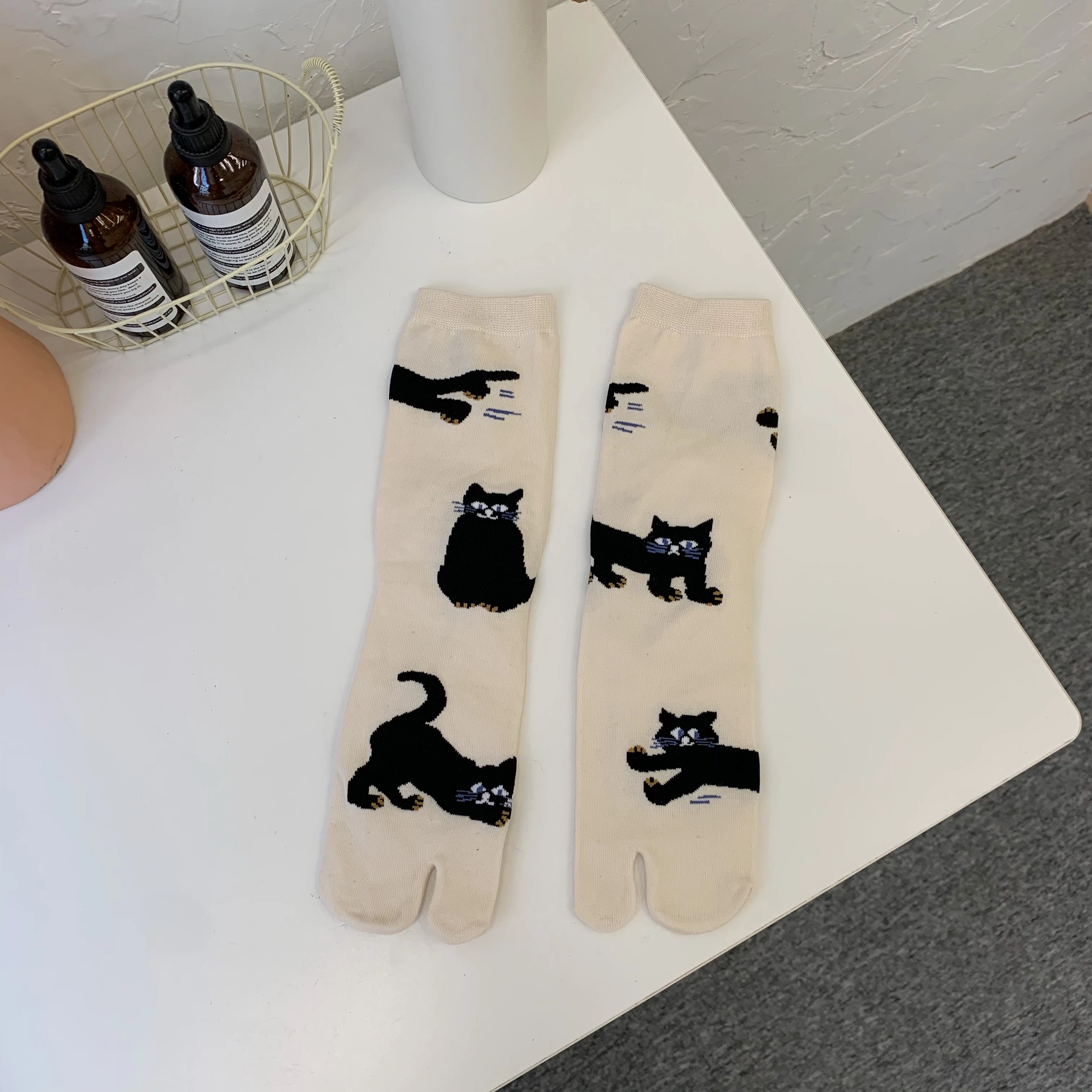 Title 3, Cute Pig Trotters Split Toe Tube Socks Women