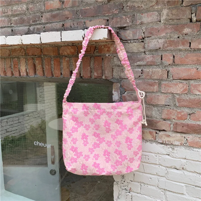 Bolsa de ombro coreana fofa e feminina com pregas e alças. Ideal para meninas, combina estilo e praticidade, perfeita para carregar seus pertences com charme. — foto 4
