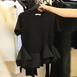 Irregular T-shirt with Ruffled Hem, Cinched Slimming Pullover for a Flattering Fit, Creating a Stylish and Confident Loo — photo 6