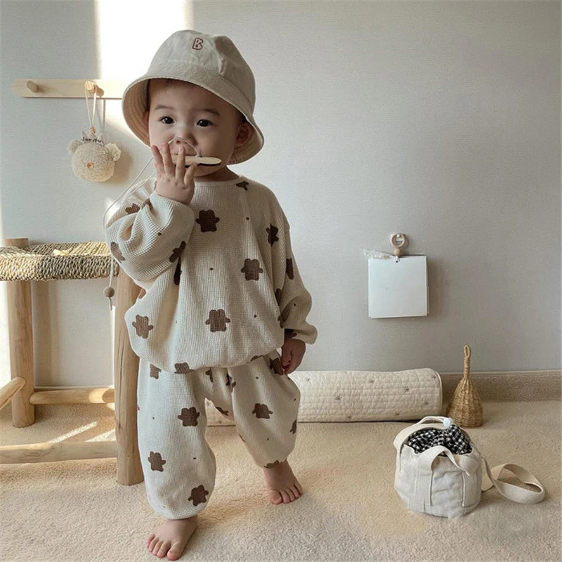 Baby tweedelige set, trui en casual broek, schattige berenprint, losse pasvorm, kinderkleding. Comfortabele en schattige outfit voor de allerkleinsten. — foto 1
