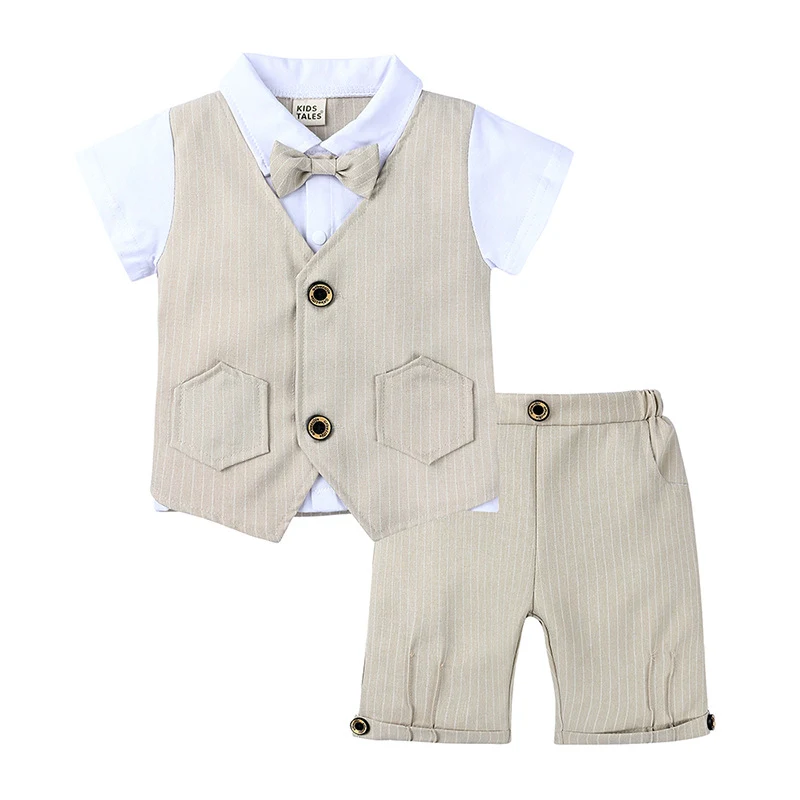 Completo estivo britannico da bambino, stile gentiluomo. Finto due pezzi con gilet, camicia in maglia e papillon. Raffinato e pratico. — foto 7