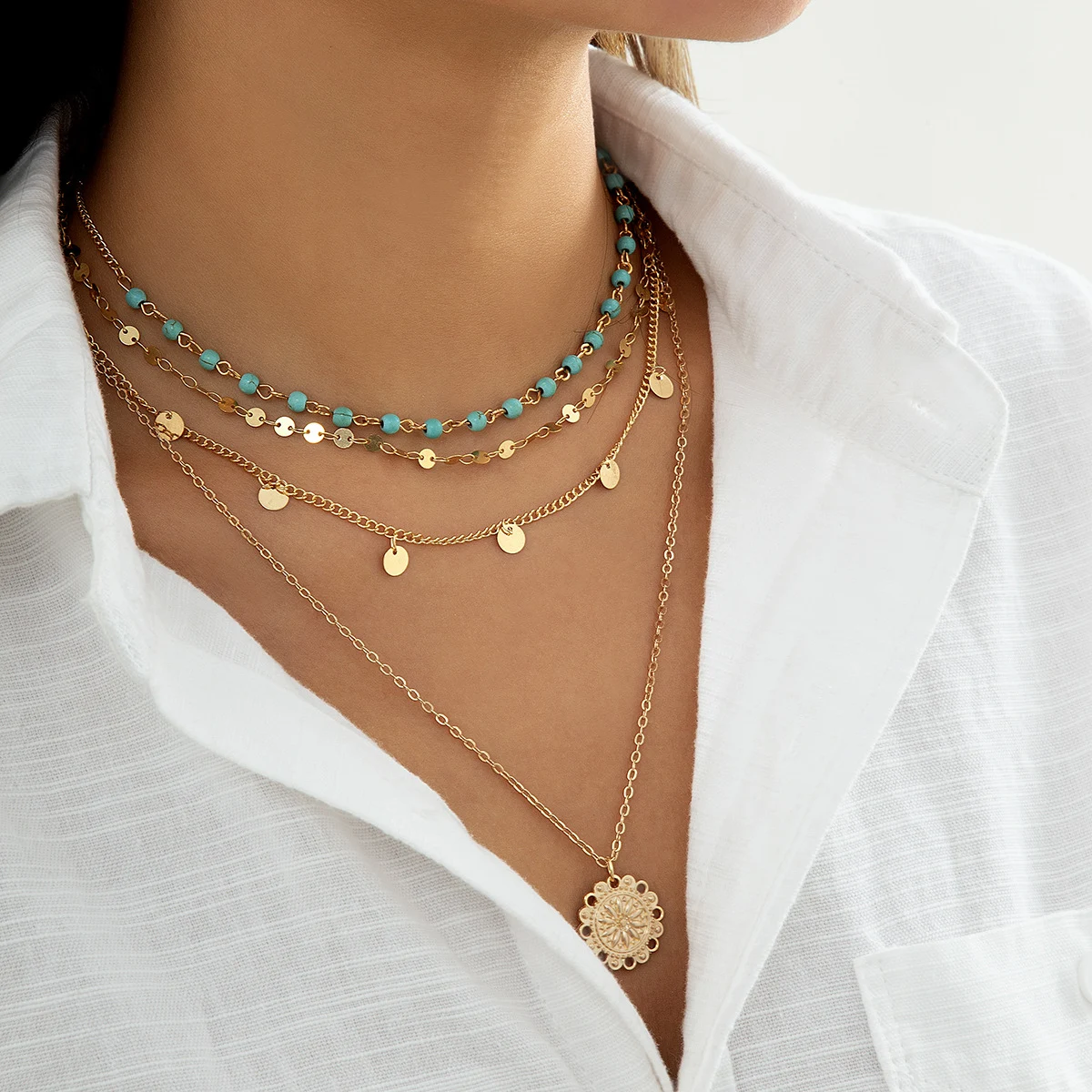 Colar feminino com pingente de disco de flor turquesa e corrente fina simples, um acessório delicado e elegante. — foto 8