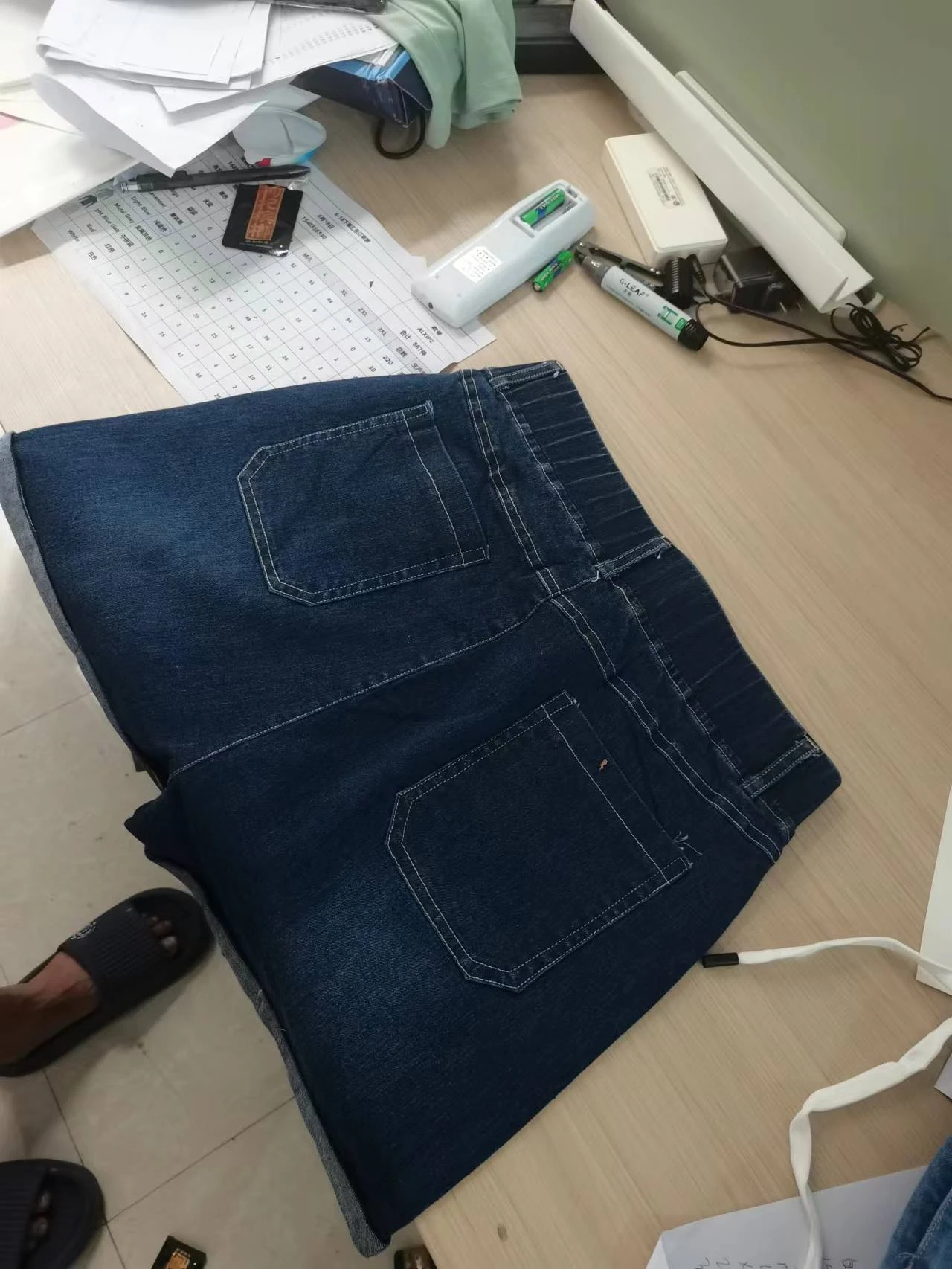 Dames high-waist broek in blauw met patchzakken, elastische tailleband en strikceintuur, voor een comfortabele en trendy look. — foto 7