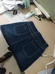 Dames high-waist broek in blauw met patchzakken, elastische tailleband en strikceintuur, voor een comfortabele en trendy look. — foto 7