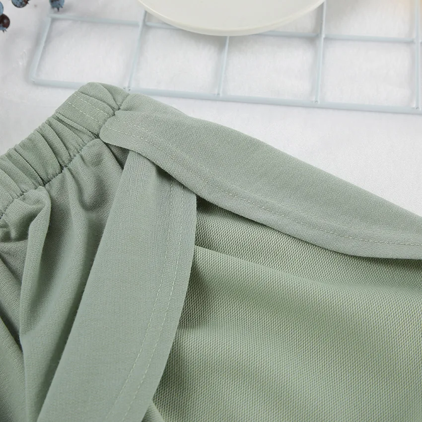 Conjunto esportivo feminino casual de manga curta e shorts. Conforto e estilo para atividades físicas e uso diário. Perfeito para treinos e momentos de lazer. — foto 8